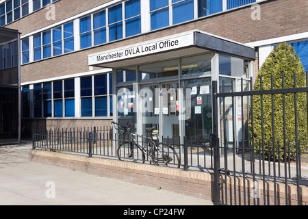 Eingang zum Büro Fahrer und Fahrzeug Licensing Agency (DVLA) Manchester in Trafford House, Salford. Stockfoto