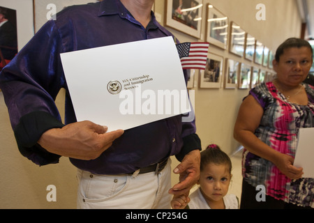 Hunderte werden US-Bürger während einer Einbürgerung Zeremonie in Austin, Texas Stockfoto