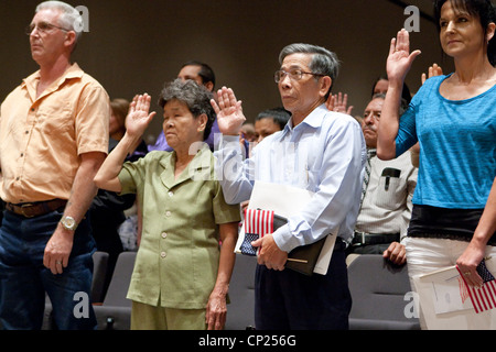 Hunderte werden US-Bürger während einer Einbürgerung Zeremonie in Austin, Texas Stockfoto