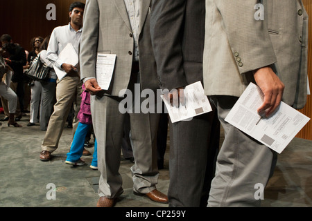 Viele neue US-Bürger stehen in der Schlange zu registrieren, um sofort nach der Einbürgerung Zeremonie in Austin, Texas stimmen Stockfoto