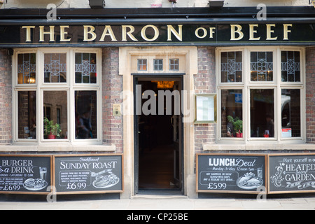 Der Baron of Beef Pub auf Bridge St, Cambridge, England. -HOCHAUFLÖSENDES BILD MIT CARL ZEISS OBJEKTIV AUFGENOMMEN Stockfoto