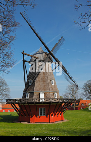 Die alten bunten holländischen Windmühle von 1847 im Inneren der alten Burg Kastellet in Kopenhagen, Dänemark Stockfoto