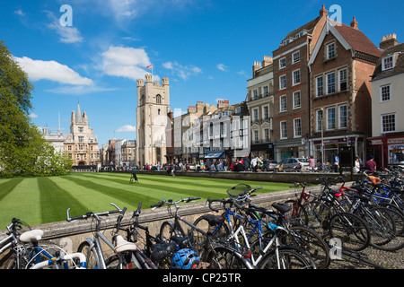 Reihen von Fahrrädern bei Kings Parade. Cambridge, England. -HOCHAUFLÖSENDES BILD MIT CARL ZEISS OBJEKTIV AUFGENOMMEN Stockfoto