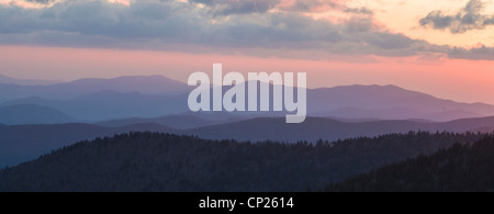 Sonnenuntergang über den Smoky Mountains vom Clingmans Dome in der Great-Smoky-Mountains-Nationalpark-Tennessee Stockfoto