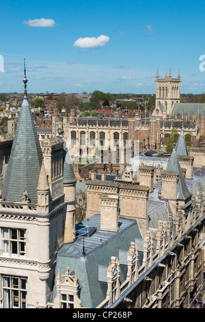 Gonville und Caius College an der Vorderseite & St Johns College Kapelle nach hinten. Cambridge. VEREINIGTES KÖNIGREICH. BILD MIT HOHER AUFLÖSUNG. Stockfoto