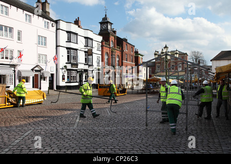 Arbeiter errichten Marktstände innerhalb der Marktplatz in Leek, Staffordshire England UK Stockfoto