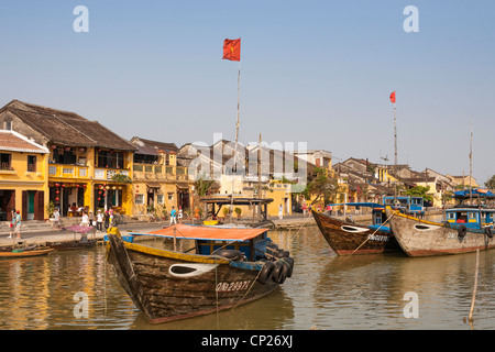 Angelboote/Fischerboote vertäut am Thu Bon Fluss in Hoi An, Provinz Quang Nam, Vietnam Stockfoto