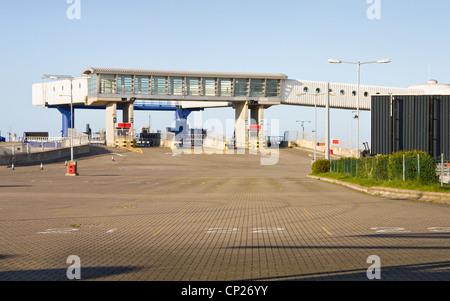 Fähre terminal - der Start in die Sommerferien. Schuss getroffen in Dun Laoghaire, Dublin in Irland. Stockfoto