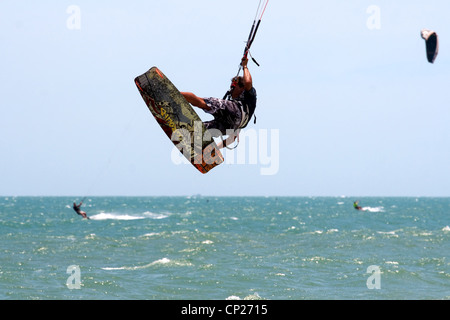 Ein Aktion Bild ein Kitesurfer im Meer in Mui Ne, Vietnam. Stockfoto