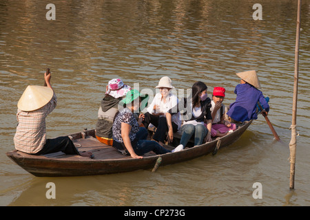 Frauen unterwegs in einem kleinen Holzboot, Hoi An, Provinz Quang Nam, Vietnam Stockfoto