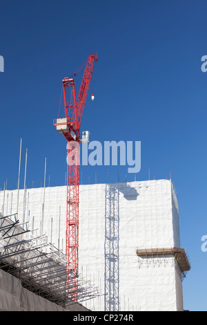 Rote Kran gegen blauen Himmel, London, UK. Stockfoto