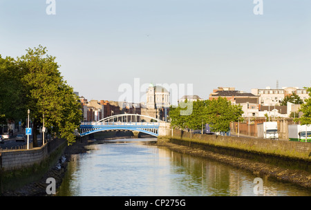 Dublin Stadt bei Sonnenuntergang - Blick über die Rory O'More und James Joyce Brücken und das Four Courts. Am Fluss Liffey. Stockfoto