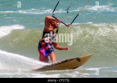 Ein Aktion Bild ein Kitesurfer im Meer in Mui Ne, Vietnam. Stockfoto