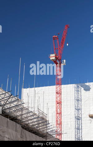 Rote Kran gegen blauen Himmel, London, UK. Stockfoto