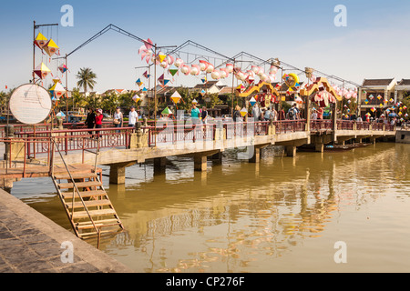 Ein Hoi an Fußgänger Fußgängerbrücke über Thu Bon Fluss, Hoi An, Provinz Quang Nam, Vietnam Stockfoto