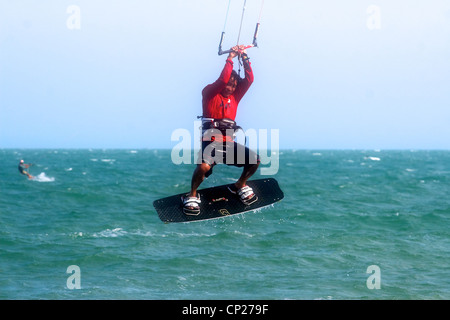 Ein Aktion Bild ein Kitesurfer im Meer in Mui Ne, Vietnam. Stockfoto