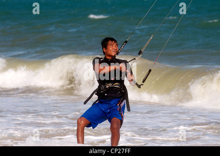 Ein Aktion Bild ein Kitesurfer im Meer in Mui Ne, Vietnam. Stockfoto