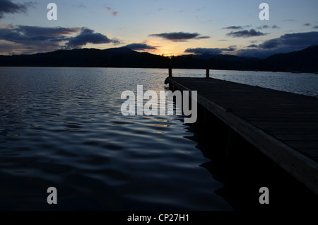 Sonnenuntergang mit subtilen Farben am Ufer des Lake Windermere Stockfoto