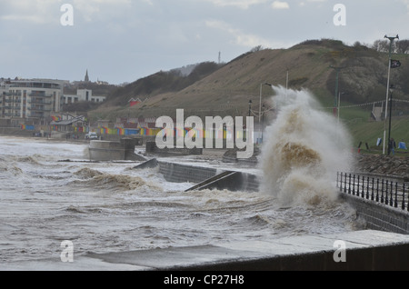 Stürmischer See verursachen große Spritzer gegen die Mauern an der North Bay in Scarborough Stockfoto