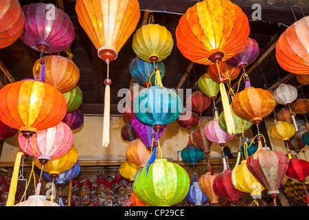 Bunte Laternen für den Verkauf in einem Geschäft, Hoi An, Provinz Quang Nam, Vietnam Stockfoto