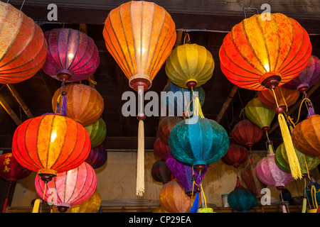 Bunte Laternen für den Verkauf in einem Geschäft, Hoi An, Provinz Quang Nam, Vietnam Stockfoto