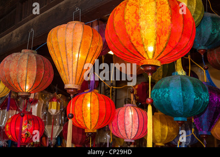 Bunte Laternen für den Verkauf in einem Geschäft, Hoi An, Provinz Quang Nam, Vietnam Stockfoto