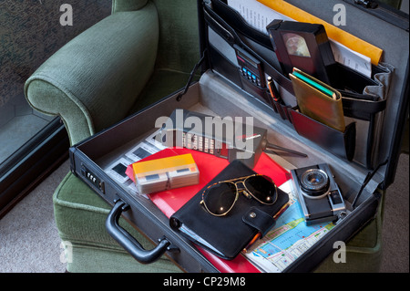 Typische Aktentasche für die Lifestyle-Technologie der 1980er Jahre, Mobira Cityman Mobiltelefon, VHS-Kassette, Olympus Trip 35-mm-Kamera, Kodachrome-Rutschen usw. Stockfoto