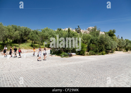 Sommer Spaziergänge in bunten Dionysiou Areopagitou Straße unterhalb der Akropolis und mit Blick auf den Parthenon. Athen, Griechenland. Stockfoto