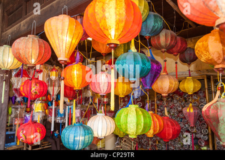 Bunte Laternen für den Verkauf in einem Geschäft, Hoi An, Provinz Quang Nam, Vietnam Stockfoto