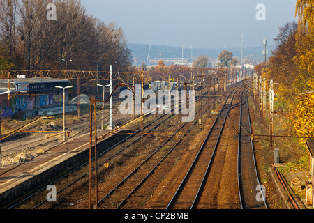 Alten Gleisanlagen vor dem Bahnhof. Stockfoto