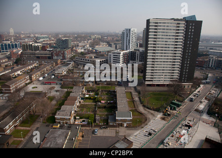 Blick von einem Hochhaus über Tischler Anwesen in Stratford, im Osten Londons. Stockfoto