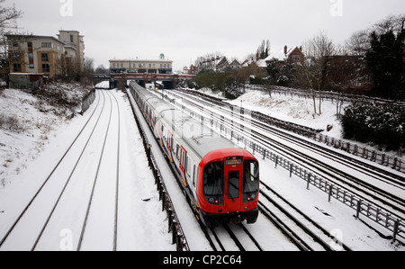 Metropolitan Line u-Bahn Einzug in London in den Schnee Stockfoto
