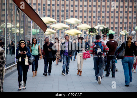 Käufer außerhalb Westfield Shopping Centre, Stratford, London, Großbritannien Stockfoto