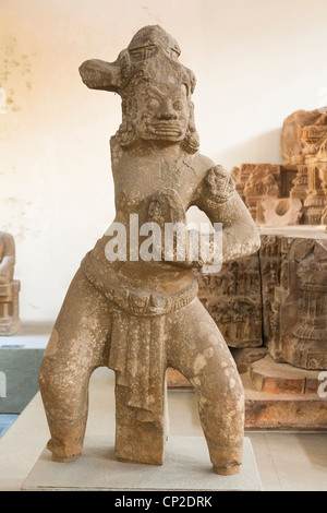 Eine Steinstatue von Dvarapala bewacht das Tor, Danang Museum für Cham Skulptur, Danang, Vietnam Stockfoto