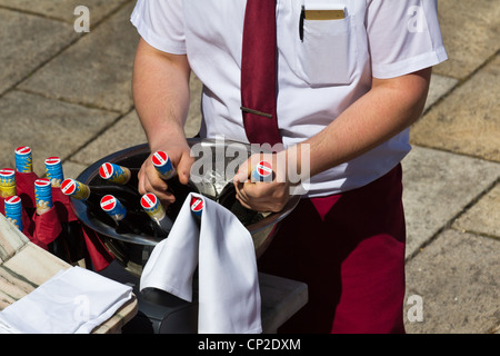 Kellner halten Wein Flaschen Stockfoto