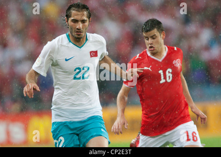 Hamit Altintop aus der Türkei (22) und Tranquillo Barnetta aus der Schweiz (16) im Rahmen eines Gruppenspiels der UEFA Euro 2008 im St. Jakob Park am 11. Juni 2008 in Basel, Schweiz. Nur redaktionelle Verwendung. Kommerzielle Nutzung verboten. (Foto: Jonathan Paul Larsen / Diadem Images) Stockfoto