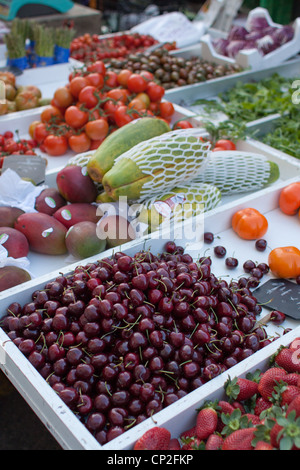 Bauernhof frisches Obst und Gemüse, darunter Kirschen, Tomaten, Mango, Papaya & Erdbeeren auf dem Display auf dem spanischen Markt. Stockfoto