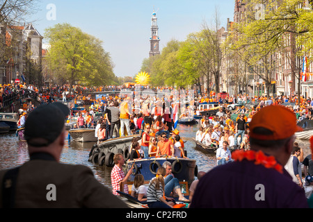 Königstag Könige Tag König Tag in Amsterdam. Kanal-Parade in der Prinsengracht. Menschen tragen Orange, Boote feiern. Stockfoto