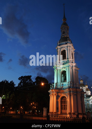 Glockenturm der St.-Nikolaus-Marine-Kathedrale in St. Petersburg, Russland, während der weißen Nächte Stockfoto