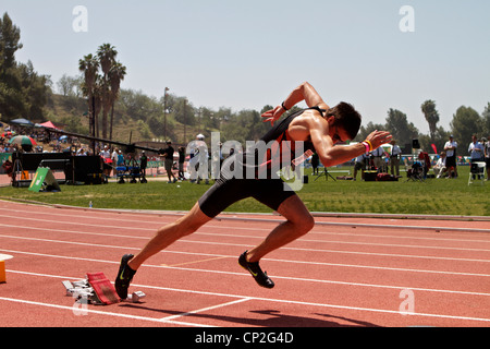 In Großbritannien 400 m Läufer Martyn Rooney platzt aus den Startlöchern am Mt Sac Relais 2012, Walnut, Kalifornien, USA Stockfoto