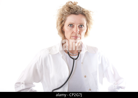 Frau Doktor mittleren Alters in Uniform mit Stethoskop Stockfoto