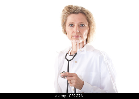 Frau Doktor mittleren Alters in Uniform mit Stethoskop Stockfoto