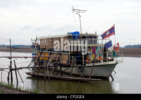 Einem schwimmenden Hausboot serviert Getränke für Touristen und Einheimische auf dem Mekong in Vientiane Laos. Stockfoto