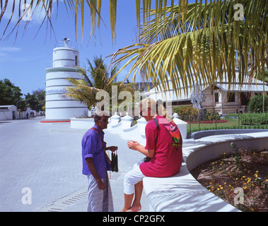 Menschen waren durch das Minarett, Malé, Nord-Malé-Atoll, Republik der Malediven zu verkaufen Stockfoto