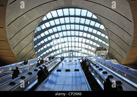 Rolltreppe aus dem Untergrund, Canary Wharf, London Borough of Tower Hamlets, London, Greater London, England, Vereinigtes Königreich Stockfoto