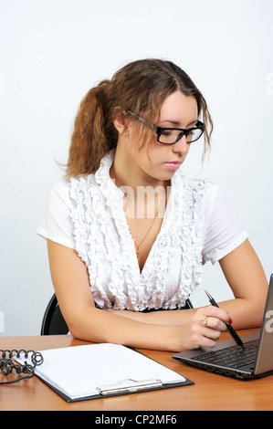 Schöne Frau im Büro Stockfoto