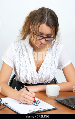 Junge Geschäftsfrau, die Arbeit im Büro Stockfoto
