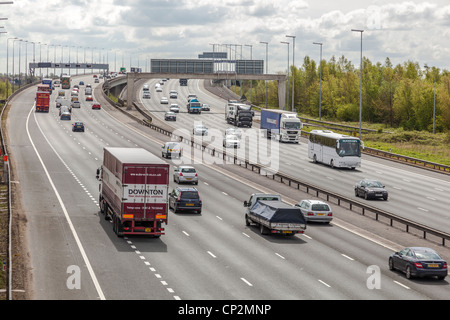 Die Autobahn M6 überquert die Thelwalls Viadukte. Stockfoto