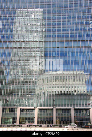 One Canada Square Gebäude spiegelt sich in Glas, Canary Wharf, London Borough of Tower Hamlets, London, England, Vereinigtes Königreich Stockfoto