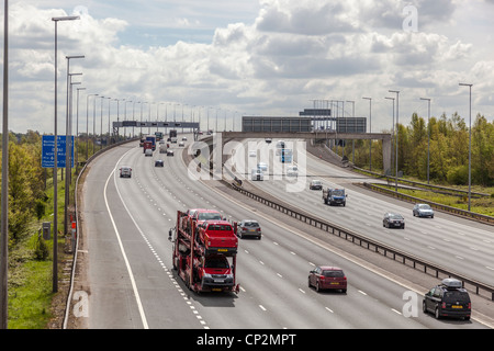 Die Autobahn M6 überquert die Thelwalls Viadukte. Stockfoto